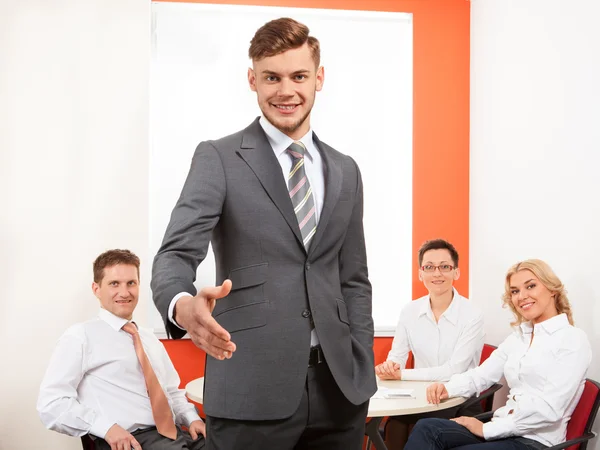 Портрет щасливого бізнесмена, що пропонує рукостискання і його команду . — стокове фото
