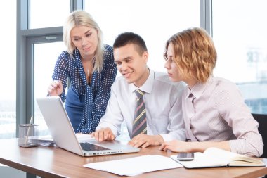 kurumsal masa ofis toplantı birlikte çalışma
