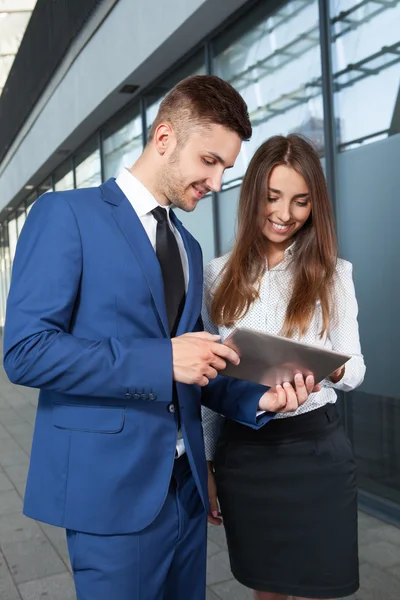 Uomini d'affari o uomini d'affari e donne d'affari che lavorano all'aperto , — Foto Stock