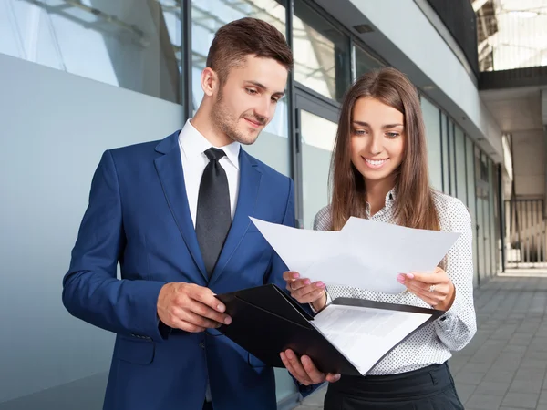 Uomini d'affari o uomini d'affari e donne d'affari che lavorano all'aperto , — Foto Stock