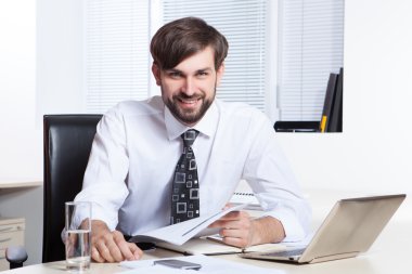 Kağıt ve laptop çalışma iş adamı
