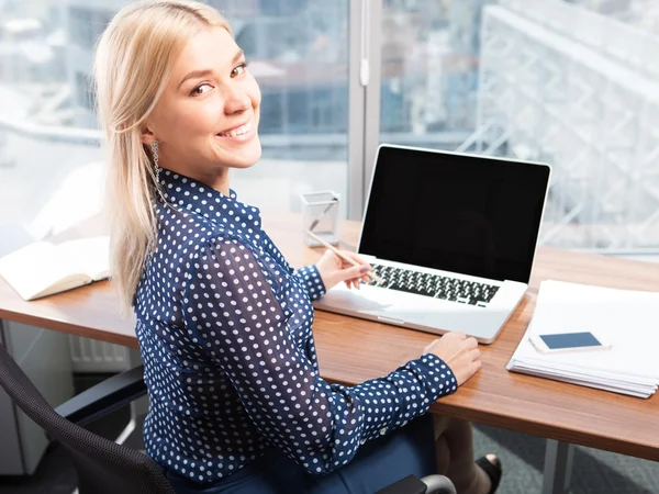 Mulher loira atraente usando laptop — Fotografia de Stock