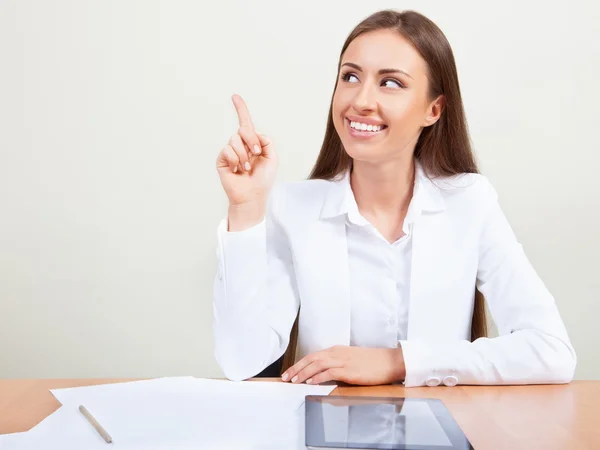 Bonne femme d'affaires pointant une idée — Photo