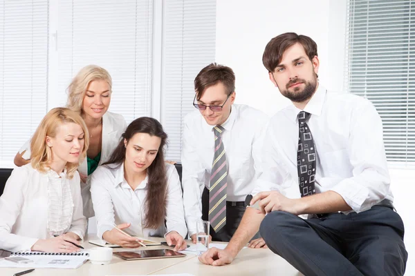 Uomini d'affari che lavorano insieme alla scrivania — Foto Stock