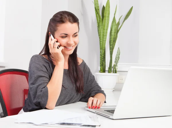 Donna d'affari che lavora su laptop — Foto Stock