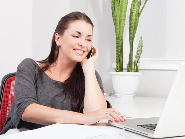 Mulher de negócios trabalhando no laptop — Fotografia de Stock