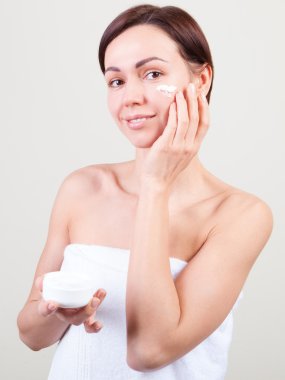 genç güzel kadın havlu izole sarılmış 