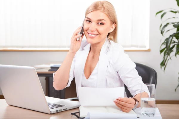 Donna d'affari che lavora su laptop — Foto Stock