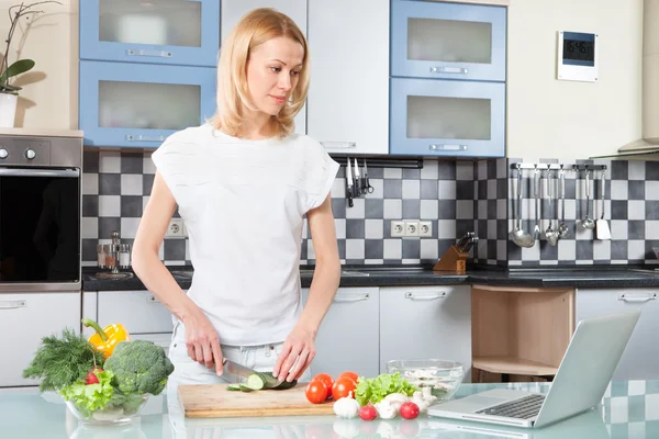 Young Woman Cooking. Healthy Food - Vegetable Salad. — Stock Photo, Image