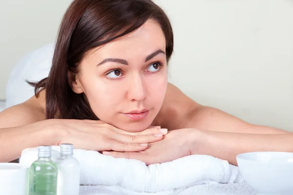 Retrato de cerca de una atractiva mujer disfrutando de un spa de día en un salón de belleza de lujo — Foto de Stock