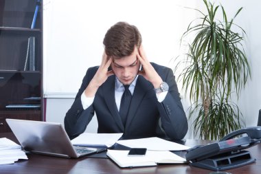 Ofiste çalışan genç bir işadamı.