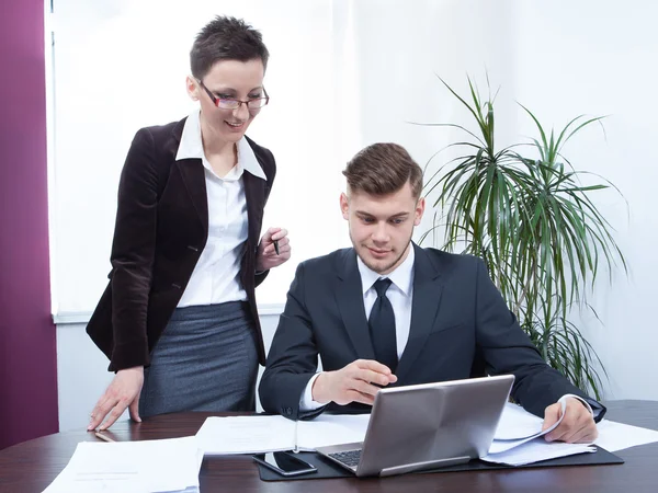 Gente d'affari che lavora insieme su computer portatile in ufficio — Foto Stock