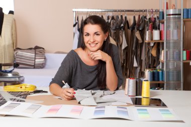 Genç tasarımcı Resepsiyon düşünme ofiste çalışan moda