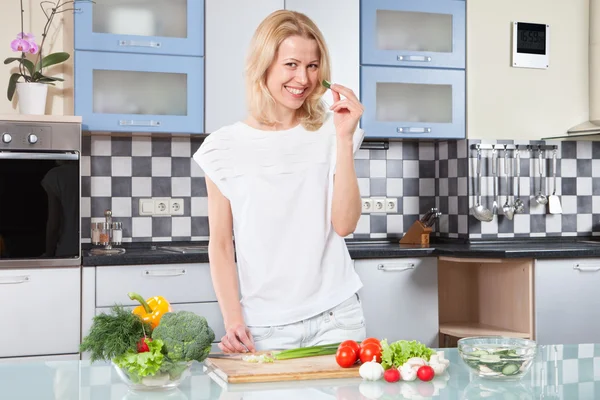 Young Woman Cooking. Healthy Food - Vegetable Salad. — Stock Photo, Image