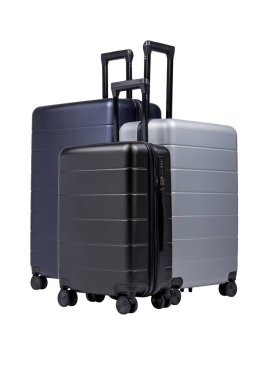 Seyahat işçileri için üç bavul beyaz arka planda izole edilmiş.