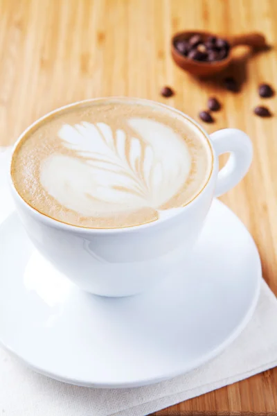 Latte art med kaffebönor Stockbild