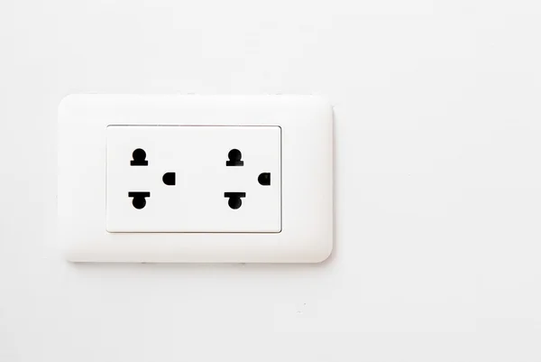 Tomada de parede elétrica com placa de parede isolada no fundo branco — Fotografia de Stock