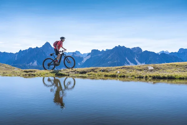 Agradable Mujer Montando Bicicleta Montaña Eléctrica Los Tres Picos Dolomitas — Foto de Stock