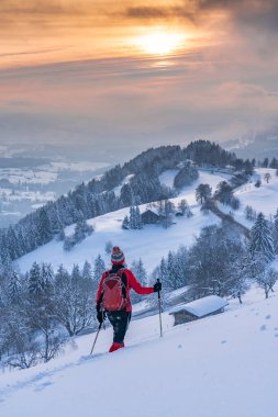 Avusturya, Vorarlberg, Bregenzerwald manzaralı Oberstaufen yakınlarındaki Allgaeu Alplerinde kar ayakkabısı giyen son sınıf öğrencisi hoş bir kadın.
