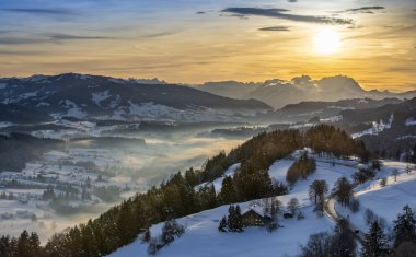 Allgau Alpsin Almanya 'dan Avusturya' daki Bregenzer Wald 'dan İsviçre' deki Saentis Dağı 'na kadar uzanan muhteşem kış manzarası.