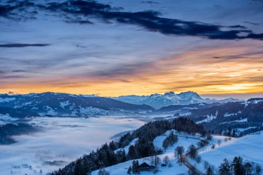 Allgau Alpsin Almanya 'dan Avusturya' daki Bregenzer Wald 'dan İsviçre' deki Saentis Dağı 'na kadar uzanan muhteşem kış manzarası.