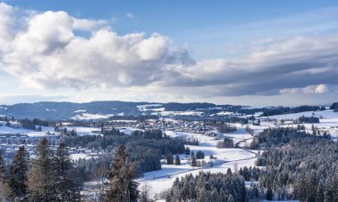 Allgaeu Alpleri 'nin aşağısında kış manzarası Oberreute, Bavyera, Almanya