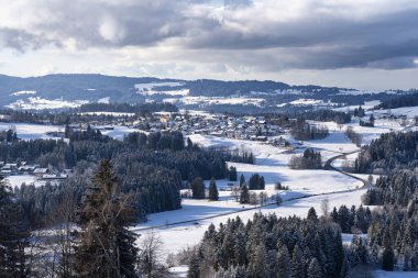 Allgaeu Alpleri 'nin aşağısında kış manzarası Oberreute, Bavyera, Almanya