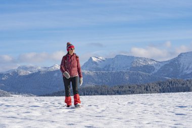 Avusturya, Vorarlberg, Bregenzerwald manzaralı Oberstaufen yakınlarındaki Allgaeu Alplerinde kış yürüyüşü.