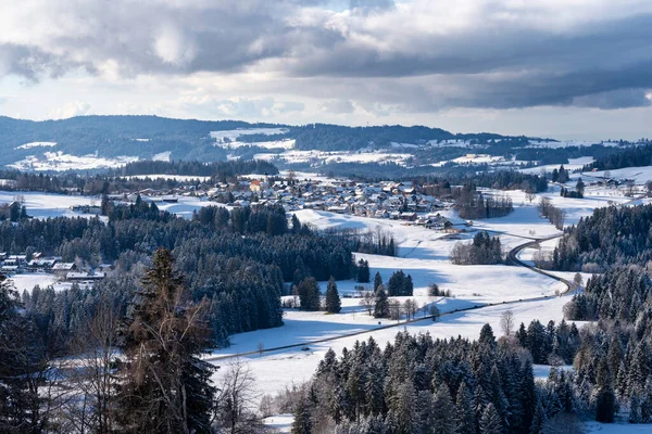 Allgaeu Alpleri 'nin aşağısında kış manzarası Oberreute, Bavyera, Almanya