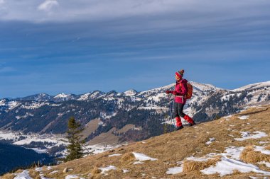 Güzel ve aktif bir kadın Allgau Alpleri, Bavyera, Almanya 'da kış yürüyüşü yapıyor.