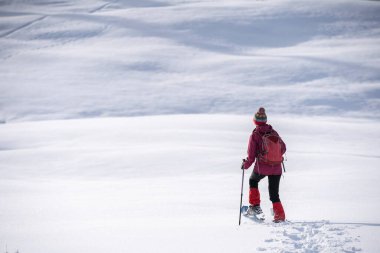 Allgau Alpleri, Bavyera, Almanya 'da kar altında kar ayakkabısı giyen hoş ve aktif bir son sınıf öğrencisi.