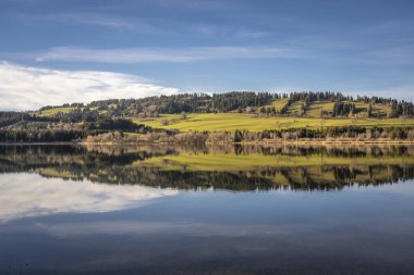 Gruenten Zirvesi arka planda, Nesselwand, Bavyera, Almanya yakınlarındaki Allgaeu 'de Gruentensee Gölü' nde sonbahar havasında manzara