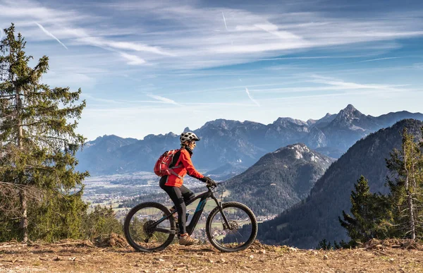 Vacker Senior Kvinna Rider Sin Elektriska Mountainbike Bergen Östra Allgaeu — Stockfoto