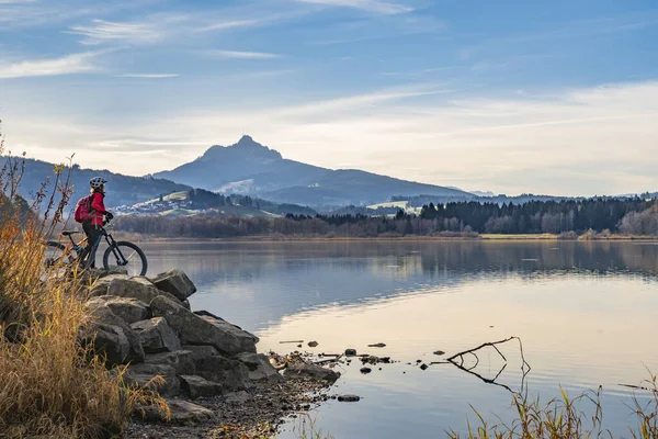 Agradable Mujer Mayor Con Bicicleta Montaña Eléctrica Disfrutando Vista Sobre — Foto de Stock