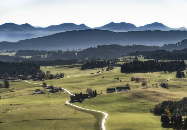 Kempten, Bavyera, Almanya yakınlarındaki Allgaeu 'de sonbahar atmosferinde müthiş bir manzara.