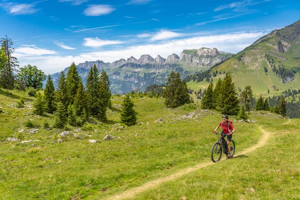 Trevlig Aktiv Kvinna Rider Sin Elektriska Mountainbike Sju Toppar Churfirsten — Stockfoto