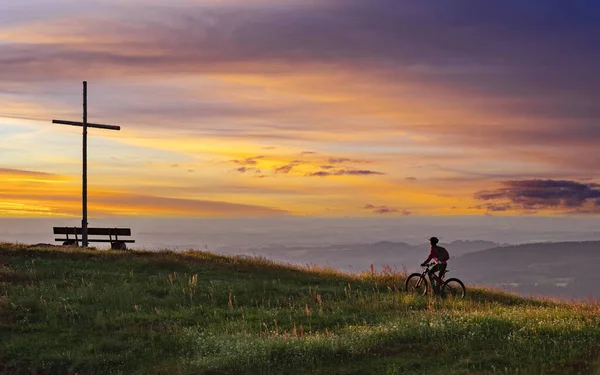 Mujer Montando Bicicleta Montaña Eléctrica Hasta Cruz Summet Durante Atardecer —  Fotos de Stock