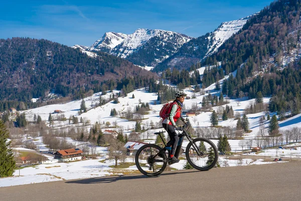Starsza Kobieta Jazda Rowerze Górskim Pod Łańcuchem Górskim Nagelfluh Szczytem — Zdjęcie stockowe