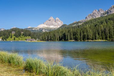Sexten Dolomites, Güney Tirol, İtalya 'daki Misurina Gölü' nün muhteşem manzarası