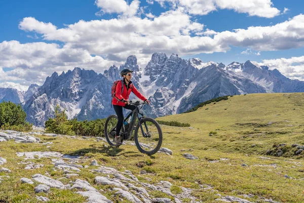 Nette Und Aktive Seniorin Mit Ihrem Elektro Mountainbike Auf Dem — Stockfoto