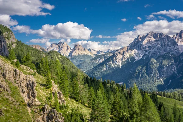 Drrenstein Vadisi 'nin üstündeki Sexten Dolomitleri' nin muhteşem manzarası, Güney Tirol, İtalya