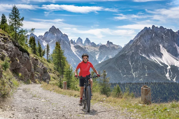 Mooie Actieve Seniorenvrouw Haar Elektrische Mountainbike Een Oude Militaire Weg — Stockfoto