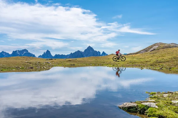 Mooie Vrouw Rijden Haar Elektrische Mountainbike Three Peaks Dolomieten Reflecteert — Stockfoto