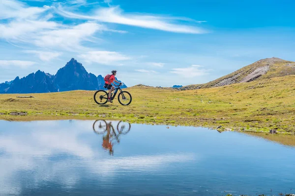 Mooie Vrouw Rijden Haar Elektrische Mountainbike Three Peaks Dolomieten Reflecteert — Stockfoto