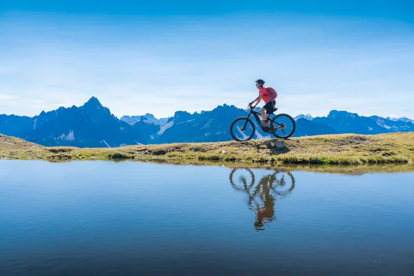 Mooie Vrouw Rijden Haar Elektrische Mountainbike Three Peaks Dolomieten Reflecteert — Stockfoto