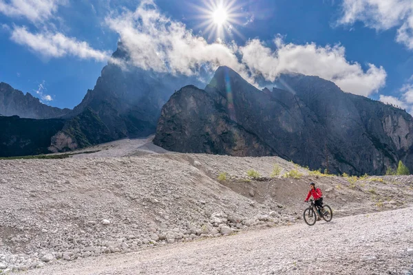 Hübsche Seniorin Mit Ihrem Elektro Mountainbike Innerfeldtal Den Sextner Dolomiten — Stockfoto