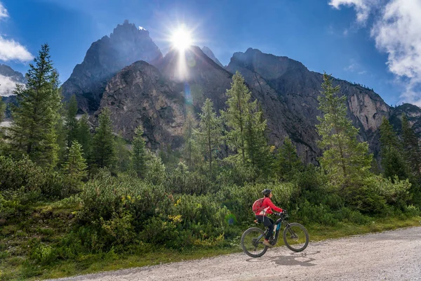 Pretty Senior Woman Riding Her Electric Mountainbike Innerfeld Valley Sexten — Stock Photo, Image