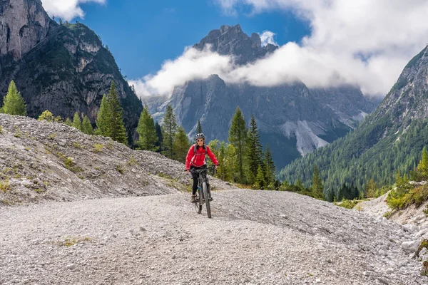 意大利南蒂罗尔Tre Cime国家公园Innichen村附近的Sexten Dolomites的Innerfeld山谷 一位漂亮的老妇人骑着她的电动山地车 — 图库照片