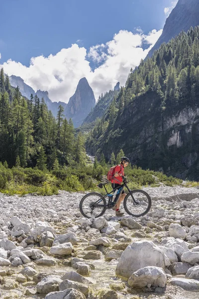 Mooie Oudere Vrouw Rijden Haar Elektrische Mountainbike Het Fischlein Vallei — Stockfoto