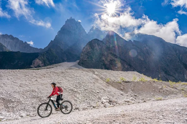 Hübsche Seniorin Mit Ihrem Elektro Mountainbike Innerfeldtal Den Sextner Dolomiten — Stockfoto